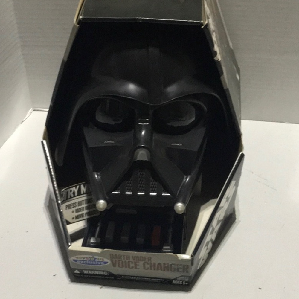 Darth Vader voice changer needs 3 aa batteries